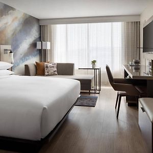 Zimmer mit Kingsize-Bett